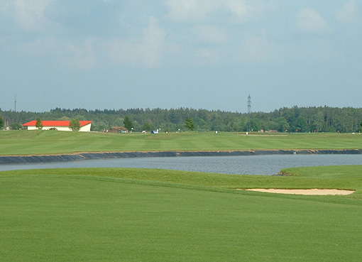 Gegenwärtig im Bau: die 9-Loch-Golfanlage in Brunnthal, südlich von München; die Driving Range mit über 100 Rasenabschlägen ist bereits eröffnet worden; der neue 9-Lochplatz 'Kirchstockach' wird im Frühjahr 2007 fertig sein.