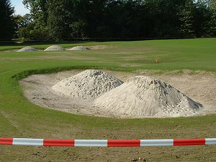 Umbau und Renovierung von 9 Grüns im Berliner Golf-Club Gatow - ausgeführt von GOLFPLATZBAU Brehmer + Kooistra GmbH im Jahr 2004