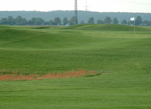 Gegenwärtig im Bau: die 9-Loch-Golfanlage in München-Germering, westlich von München; die Driving Range mit Rasenabschlägen ist bereits eröffnet worden; 3 Bahnen sind bereit zur Eröffnung; der gesamte neue 9-Lochplatz wird bald fertig sein.