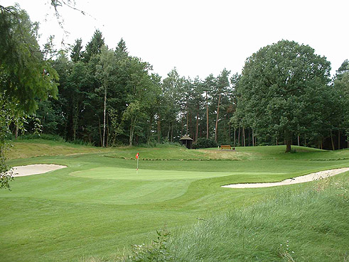 Der Hamburger Land- und Golf-Club Hittfeld e.V. konnte im Sommer 2005 nach einjähriger Umbauzeit wieder zum Spiel eröffnet werden ... und ca. 60.000 Kubikmeter Erde hatten in nur 2 Monaten dabei ihren Platz gewechselt ...